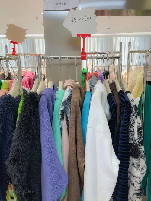 服装批发市场清仓寻宝 100元3件靓衫与20元牛仔裤，哪里更抵？