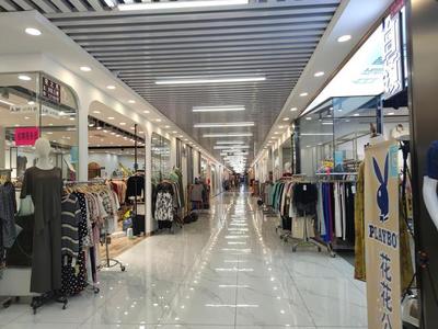 到点就关门？即墨服装市场深夜闭门困客，商户叹息 刚回流的人气又散了