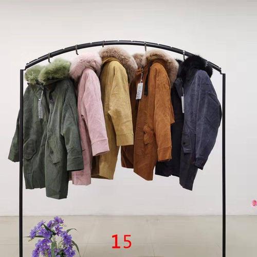 广州沙河服装批发市场 2019秋冬女装新风尚，碎花雪纺与蕾丝系带的时尚魅力